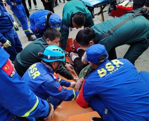 險(xiǎn)峰顯大愛(ài) 志愿者攀山越嶺成功救援受傷少年